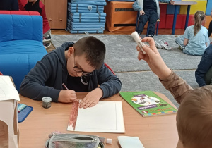 Dzieci wykonują strój na bal karnawałowy