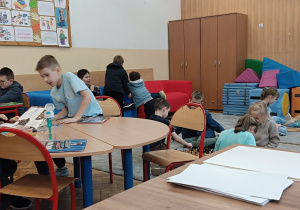 Uczniowie pracują przy stoliku