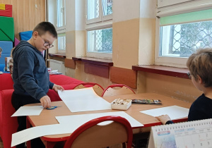 Uczniowie wykonują ćwiczenie