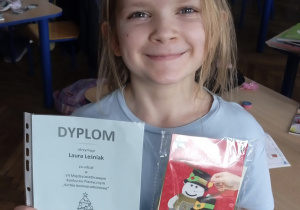 Uczennica z nagrodą i dyplomem