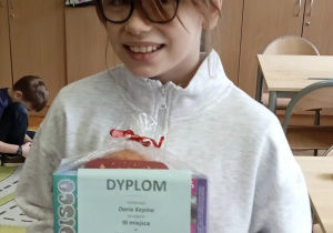 Uczennica z nagrodą i dyplomem