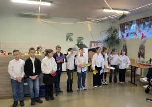 Uczniowie stoją w sali