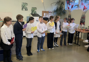 Uczniowie podczas występu