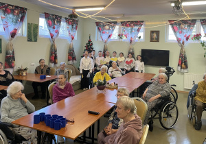 Uczniowie rozdają upominki