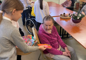 Uczennica rozdaje upominki