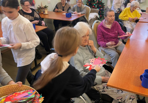 Uczniowie rozdają upominki