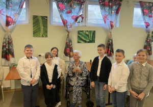 Uczniowie z pensjonariuszką