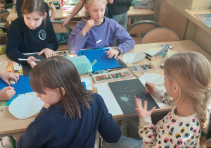 Uczennice pracują przy stoliku