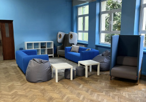 Kącik z kanapami i pufami