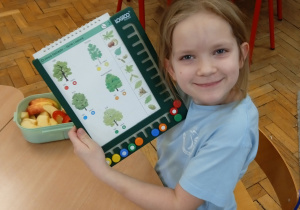 Uczennica pokazuje swoją pracę