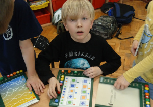 Uczeń siedzi przy stoliku