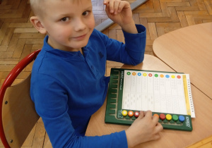 Uczeń siedzi przy stoliku