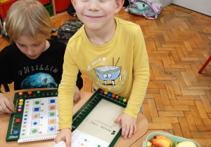 Uczniowie pracują przy stoliku