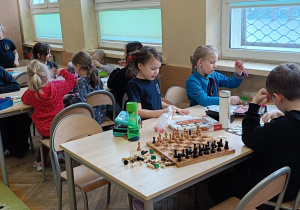 Dzieci pokazują praktyczne czynności jakie wykonywały w czasie wolnym z rodziną