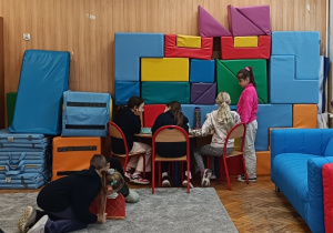 Dzieci tworzą podczas zajęć tematycznych