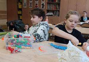 Dzieci uczestniczą w zajęciach przy stoliku