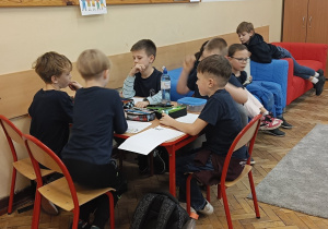 Uczniowie współpracują ze sobą podczas zajęć świetlicowych