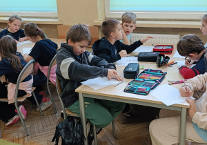 Uczniowie rysują kreatywnie wymarzonego kotka