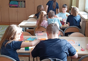 Dzieci pracują w grupach podczas zajęć