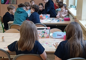 Uczniowie wykonują ćwiczenie na myślenie kreatywne