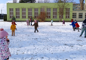Zabawy uczniów na śniegu
