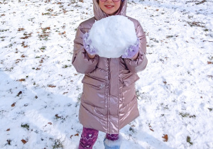Uczennica z kulą śnieżną