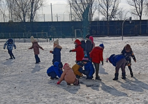 Uczniowie bawią się na śniegu