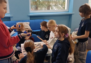 Dzieci grają razem w gry planszowe w strefie relaksu