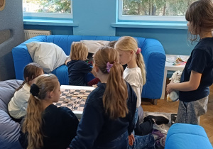 Dzieci podczas przerwy bawią się w strefie relaksu