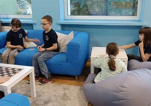 Dzieci podczas przerwy spędzają kreatywnie czas