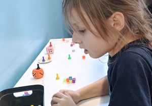 Dzieci zapoznają się podczas przerwy z kącikiem relaksu