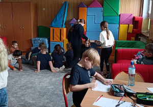 Dzieci podczas zajęć świetlicowych w sali wyciszenia