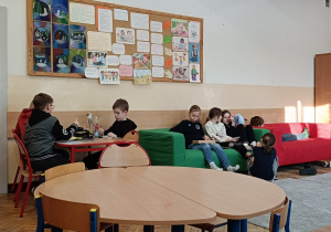 Dzieci przy stoliku tworzą zabawę na kreatywność