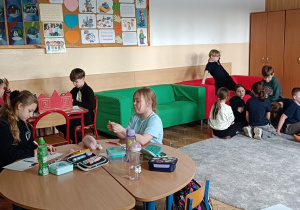 Dzieci wspólnie bawią się kreatywnie