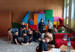 Dzieci wspólnie wykonują ćwiczenie praktyczne