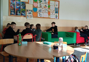 Dzieci wspólnie wymyślają zabawę na kreatywność dla grupy