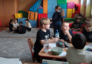 Uczniowie wspólnie pracują podczas zajęć