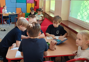 Uczniowie wspólnie wymyślają kreatywną grę planszowa