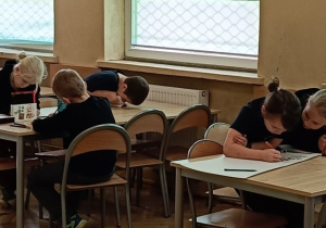 Dzieci pracują na zajęciach przy stoliku