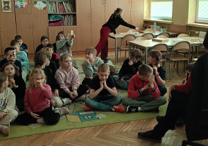 Nauczyciel wprowadza dzieci w temat zajęć świetlicowych o rasach domowych kotów