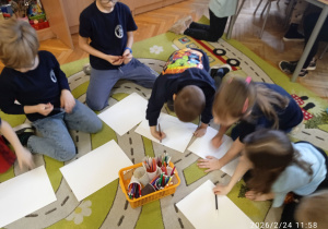 Dzieci pracują na dywanie