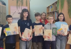 Nagrodzeni uczniowie z dyrekcją i nauczycielami