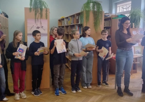 Pani dyrektor wręcza nagrody