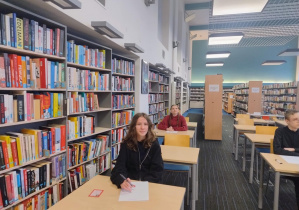 Uczennice siedzą w ławkach