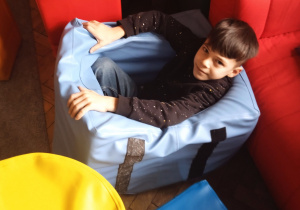 Uczeń siedzi w klocku