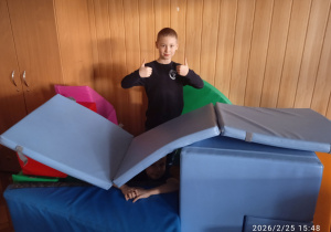 Uczeń trzyma kciuki do góry