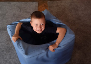 Uczeń siedzi w klocku