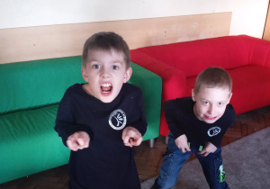 Uczniowie udają dinozaury