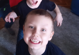 Uczniowie udają dinozaury