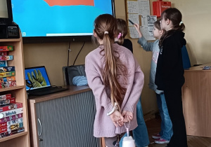 Dzieci tworzą ilustrację do słowa legenda